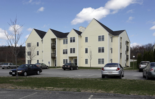 Broadmeadow Apartments in South Grafton, MA - Foto de edificio - Building Photo