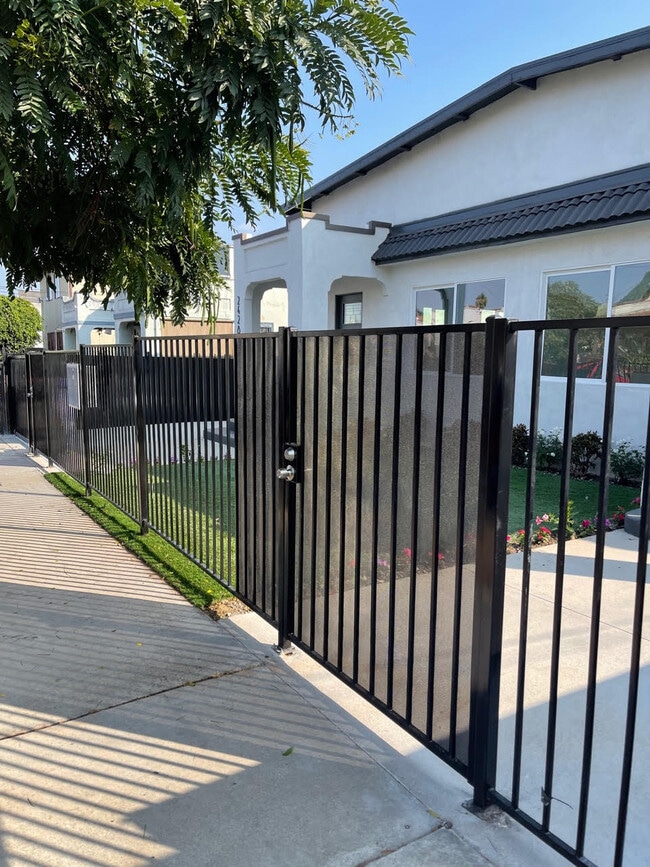 2428 Houston St, Unit 1 in Los Angeles, CA - Building Photo - Building Photo