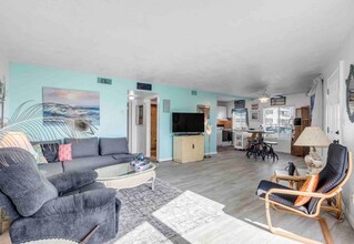 1404 N Atlantic Ave in Daytona Beach, FL - Foto de edificio - Building Photo