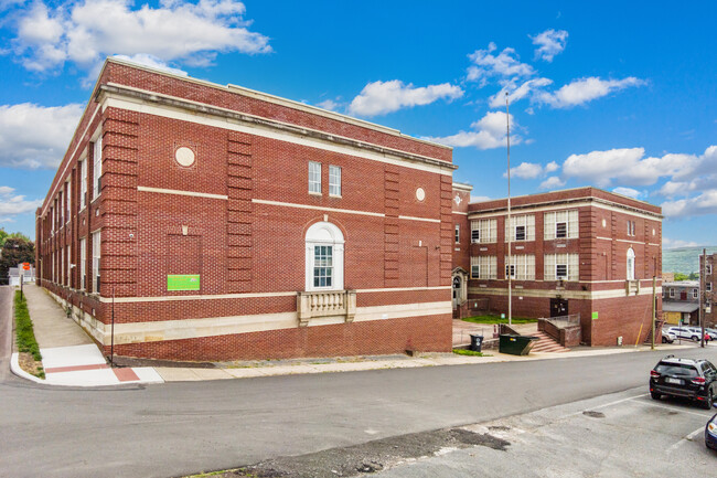 Bloomsburg Schoolhouse Apartments in Bloomsburg, PA - Foto de edificio - Primary Photo