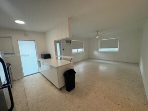 1385 NE 105th St in Miami Shores, FL - Foto de edificio - Building Photo