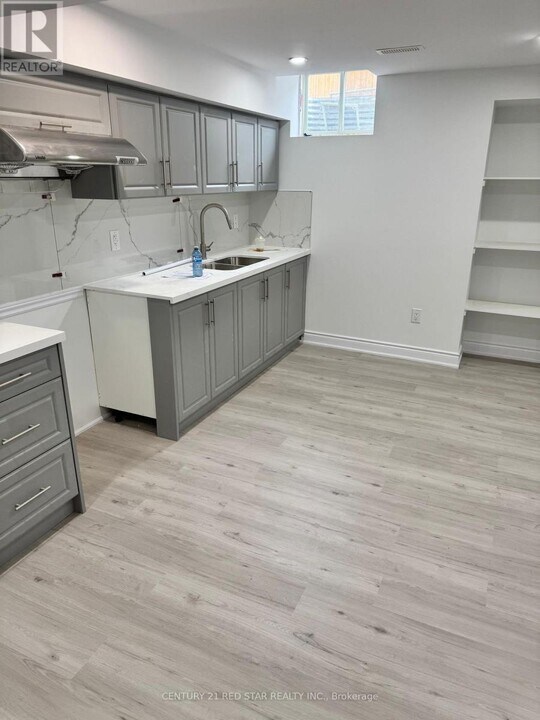1 Goodview Dr in Brampton, ON - Building Photo
