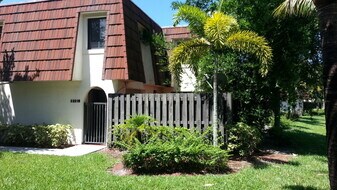 2221 White Pine Cir in Greenacres, FL - Building Photo