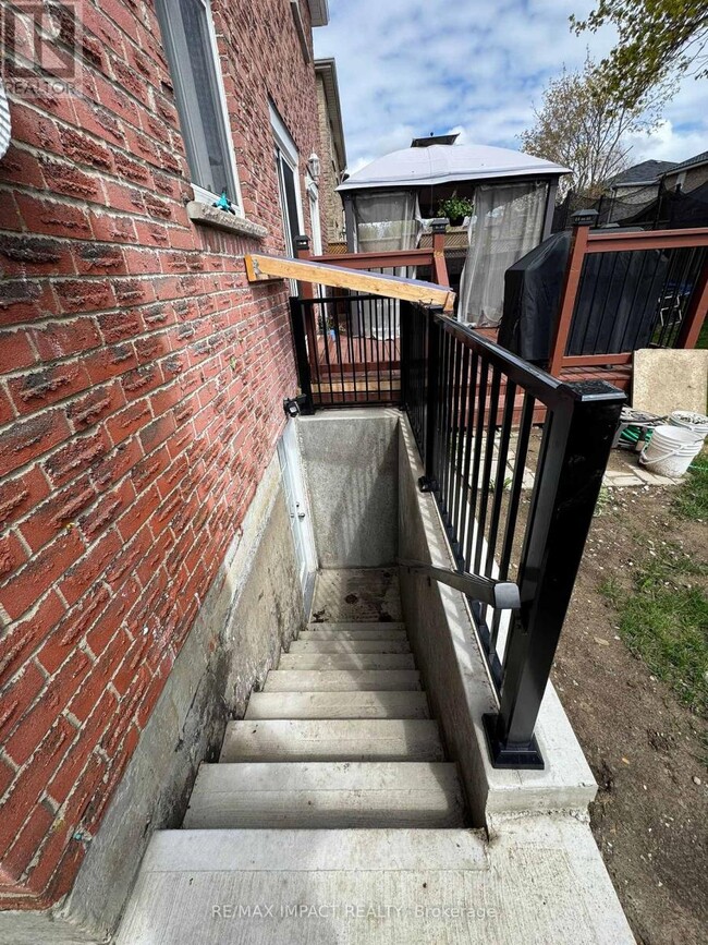 87 Large Crescent in Ajax, ON - Building Photo - Building Photo