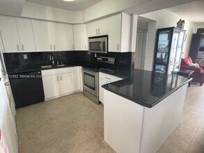 2920 Point E Dr in Aventura, FL - Building Photo - Building Photo