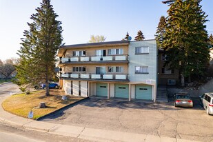 63 Chelsea St NW in Calgary, AB - Building Photo