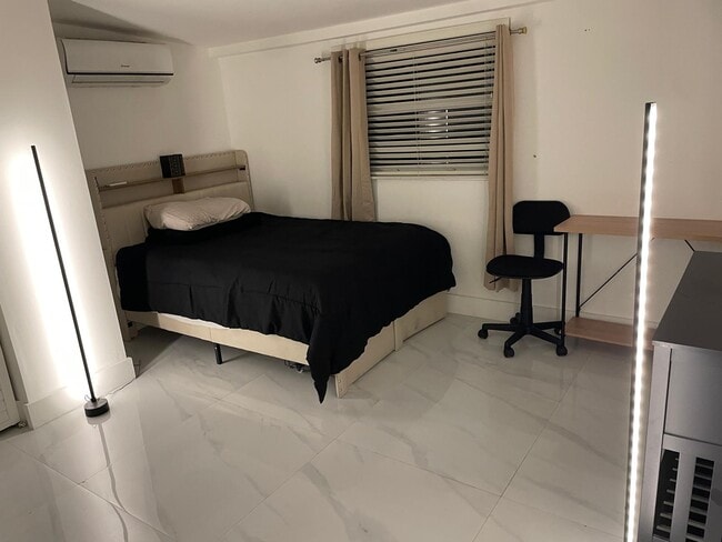 1033 NW 7th Ter in Fort Lauderdale, FL - Building Photo - Building Photo