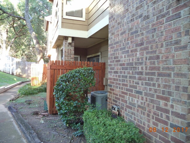 2104 Park Willow Ln in Arlington, TX - Building Photo - Building Photo