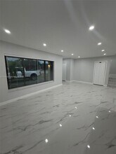 1085 NW 191st St in Miami, FL - Building Photo - Building Photo