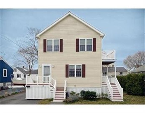 18 D St in Hull, MA - Building Photo