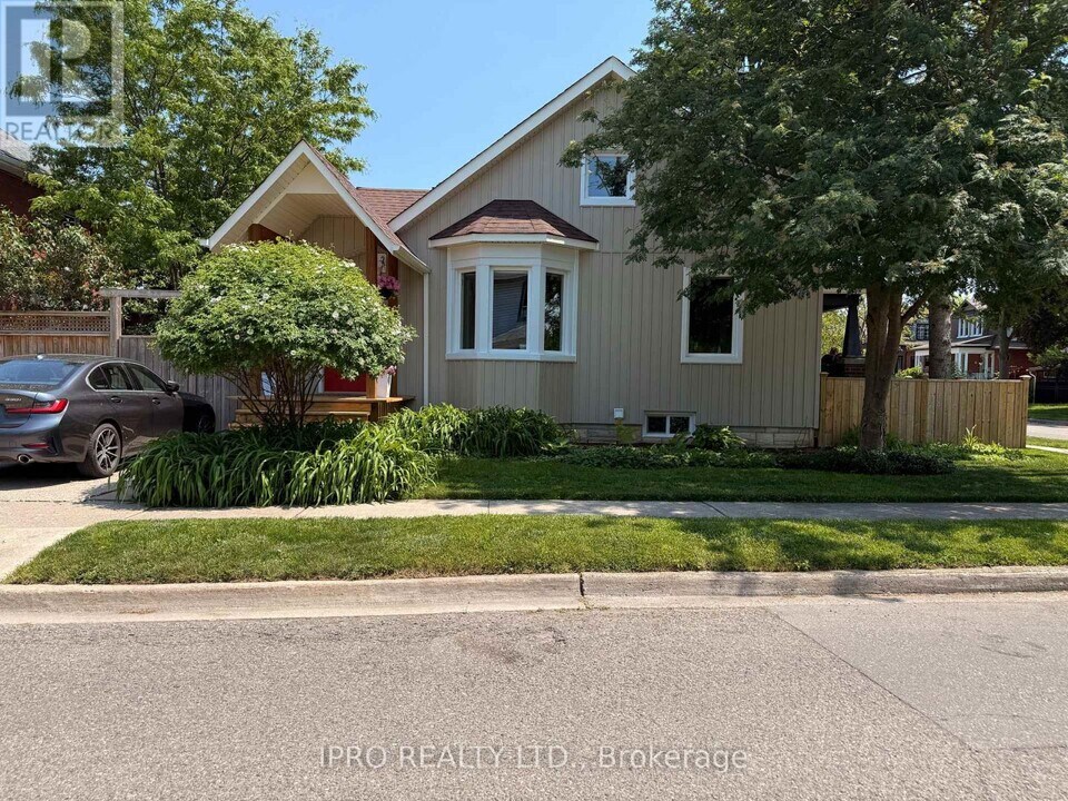 70 West St in Brampton, ON - Building Photo