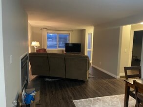 20422 E Wellesley Ave in Otis Orchards, WA - Foto de edificio - Building Photo