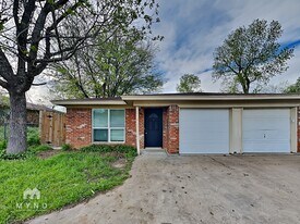 1303 1/2 Berry Dr Apt A in Cleburne, TX - Building Photo