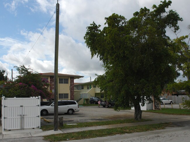 2220 Madison St in Hollywood, FL - Foto de edificio - Building Photo