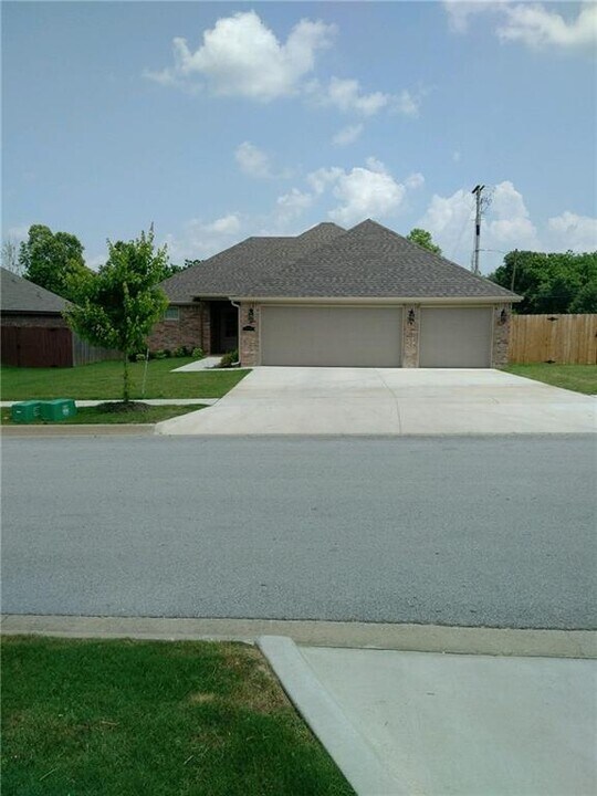 1486 S Blue Willow Ave in Fayetteville, AR - Building Photo