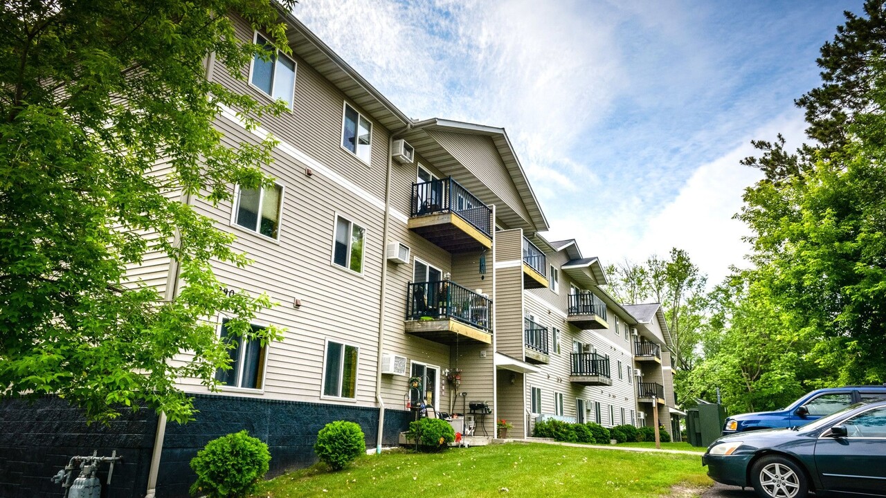 Legacy Pointe Apartments in Forest Lake, MN - Foto de edificio