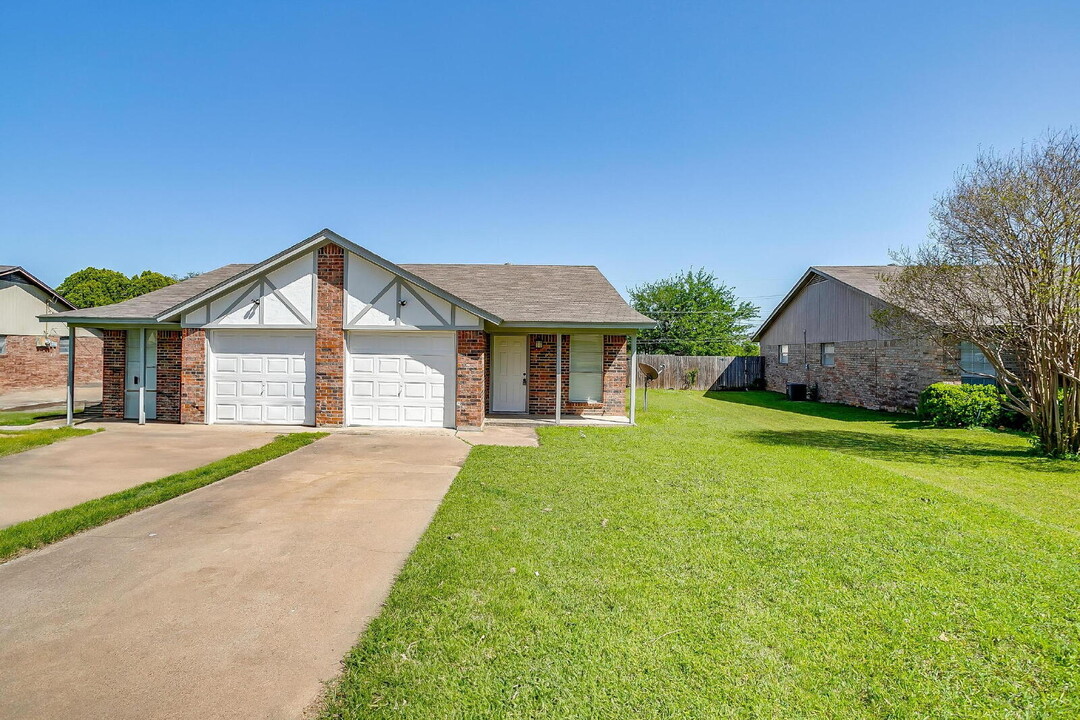 707 Pleasant Manor Ave in Burleson, TX - Building Photo