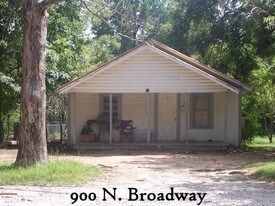 900 N Broadway in Broken Bow, OK - Building Photo