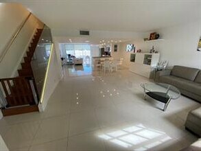 916 NE 27th Ave in Hallandale Beach, FL - Building Photo - Building Photo