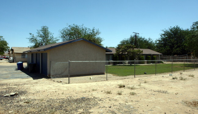 15495 Tonekai Rd in Apple Valley, CA - Building Photo - Building Photo