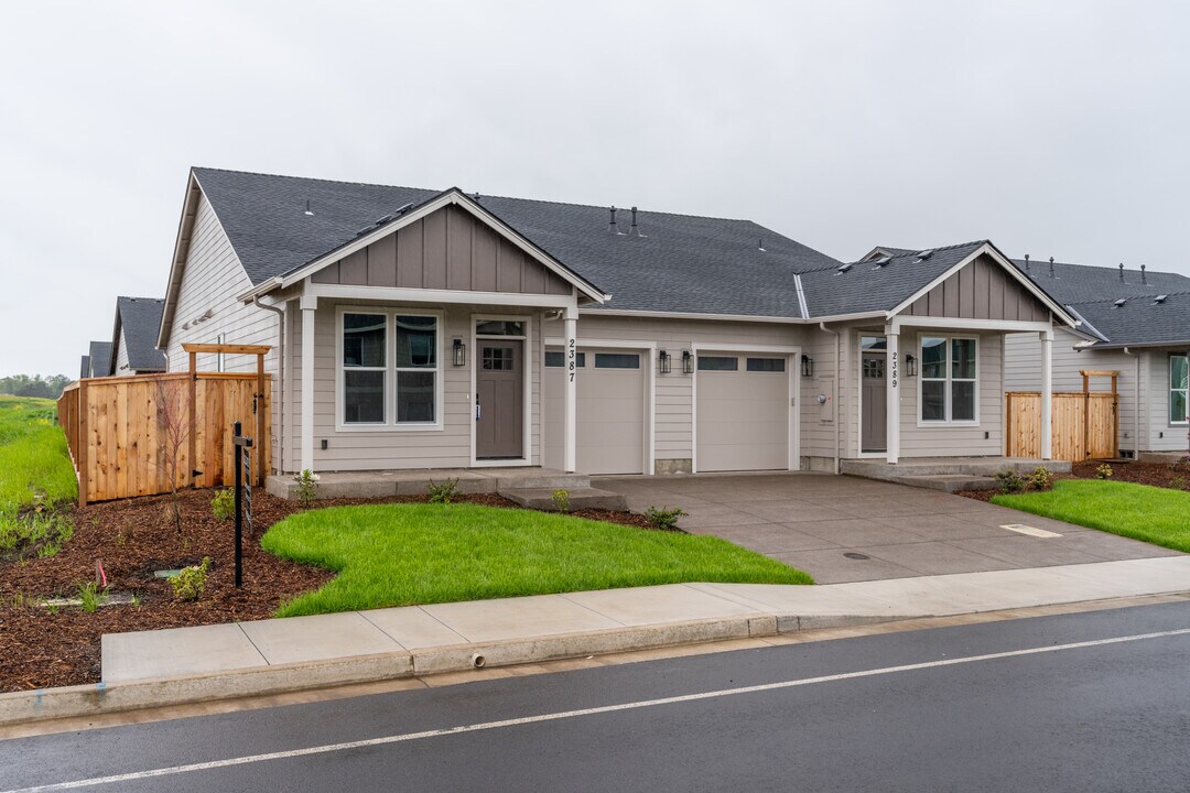 Rolling Meadows Duplexes in Junction City, OR - Building Photo
