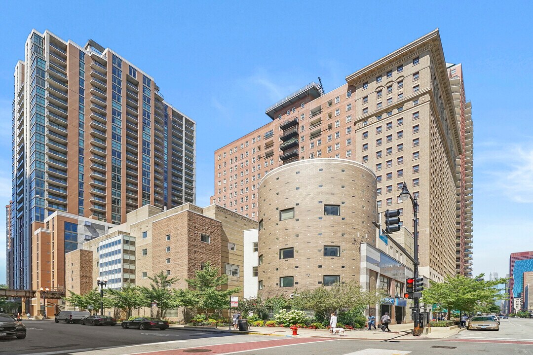 40 E 9th St in Chicago, IL - Building Photo