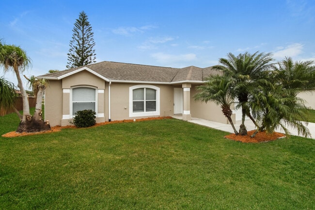 371 SW Feldman Ave in Port St. Lucie, FL - Foto de edificio - Building Photo