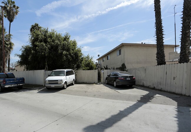 2569-2575 Pasadena Ave in Long Beach, CA - Building Photo - Building Photo