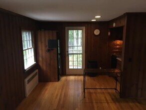 2 Weston Rd, Unit B in Westport, CT - Foto de edificio - Building Photo