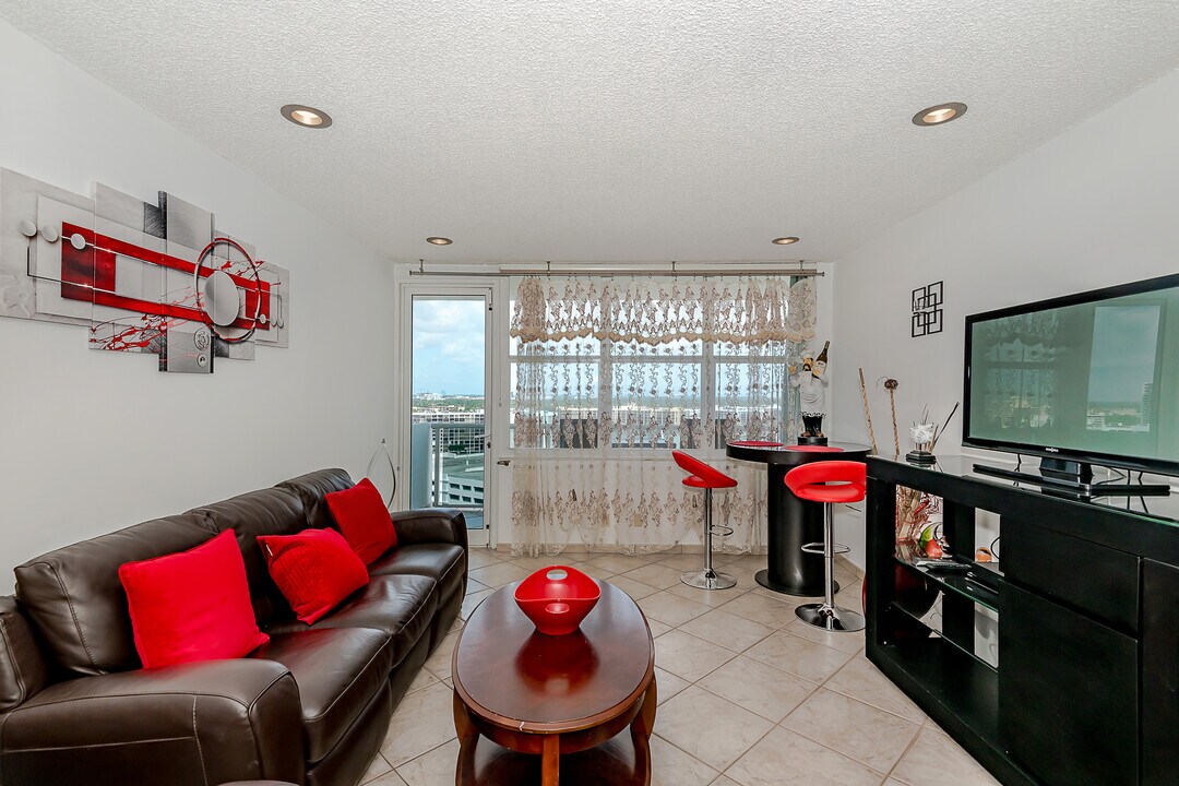 3725 S Ocean Dr in Hollywood, FL - Building Photo