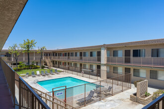 Villa Serena Apartments in Hawthorne, CA - Foto de edificio - Building Photo