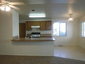 1931 NW Cedar Ave in Redmond, OR - Foto de edificio - Building Photo