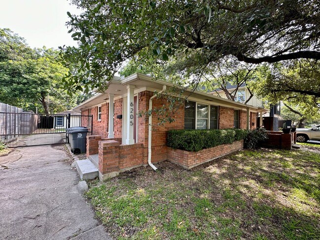 6205 St Moritz Ave-Unit -6205 St Moritz Ave in Dallas, TX - Building Photo - Building Photo