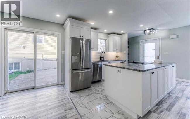 238 Northlake Dr in Waterloo, ON - Building Photo - Building Photo