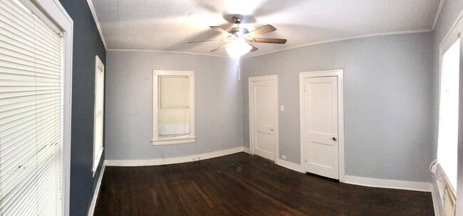 1107 W Russell Pl, Unit 1 BR in San Antonio, TX - Foto de edificio - Building Photo