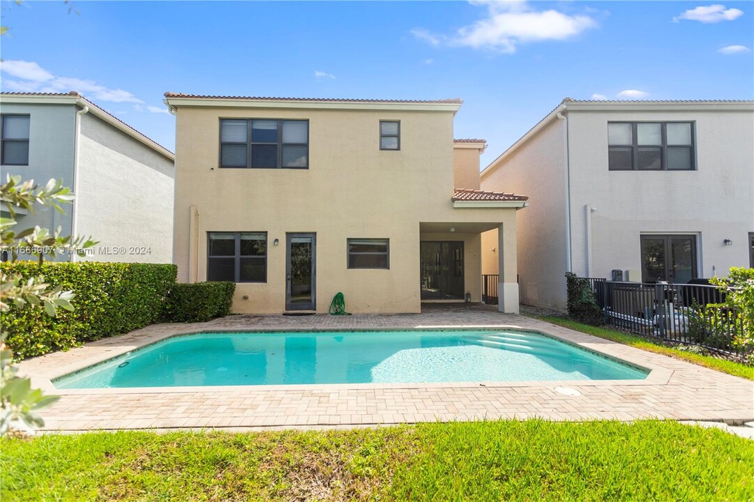 909 NE 193rd Ter in Miami, FL - Building Photo