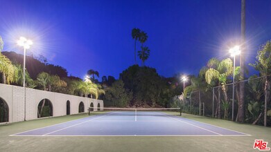900 N Hillcrest Rd in Beverly Hills, CA - Building Photo - Building Photo