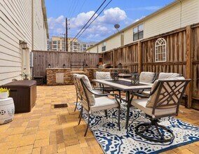 548 Westcross St in Houston, TX - Foto de edificio - Building Photo