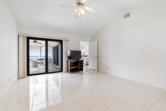 9525 El Clair Ranch Rd in Boynton Beach, FL - Building Photo - Building Photo
