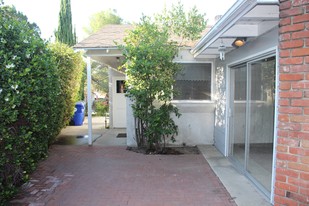 2372-2376 Barton Ln in Montrose, CA - Foto de edificio - Building Photo