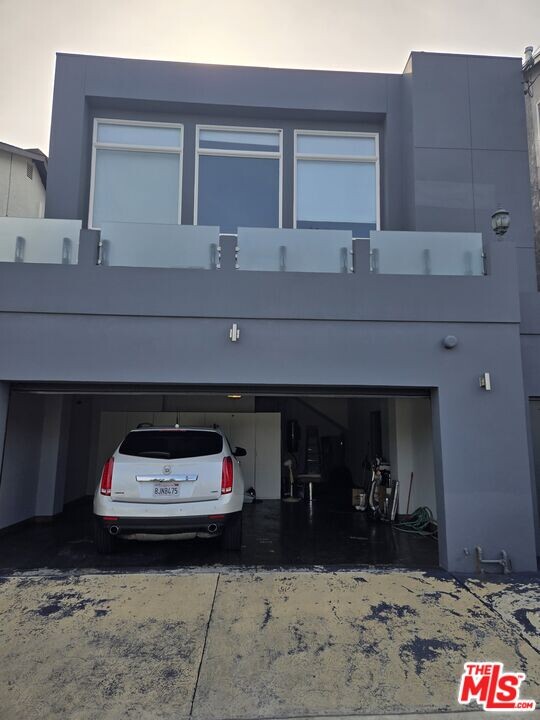 5352 Calatrana Dr in Los Angeles, CA - Building Photo