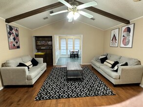 4821 S Country Club Rd in Garland, TX - Foto de edificio - Building Photo