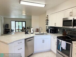 2112 S Cypress Bend Dr in Pompano Beach, FL - Building Photo - Building Photo
