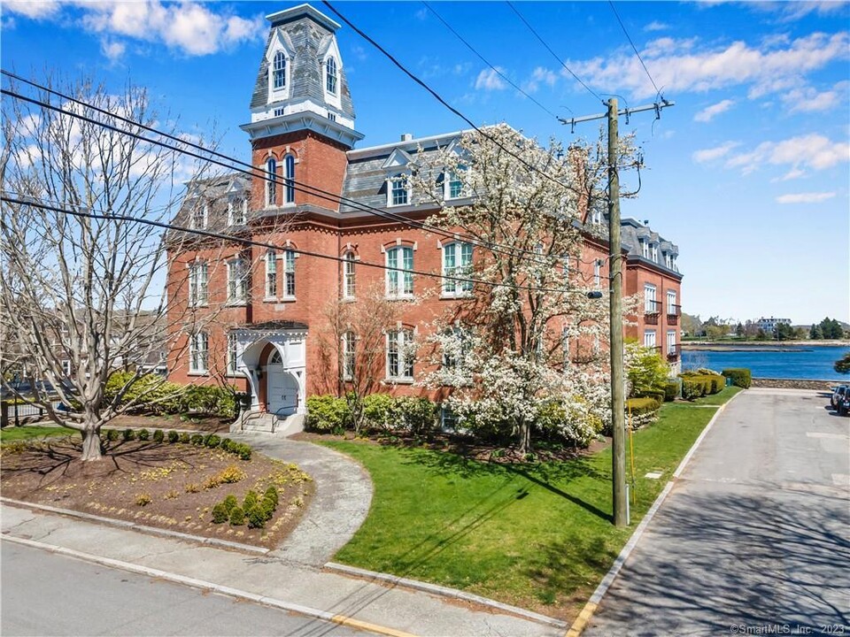25 Orchard St in Stonington, CT - Building Photo