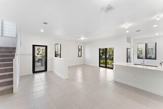 8336 Central Park Blvd in Doral, FL - Building Photo - Building Photo