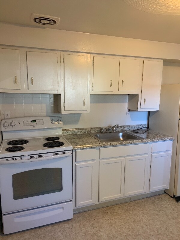 600 S Main St in North Syracuse, NY - Foto de edificio - Building Photo