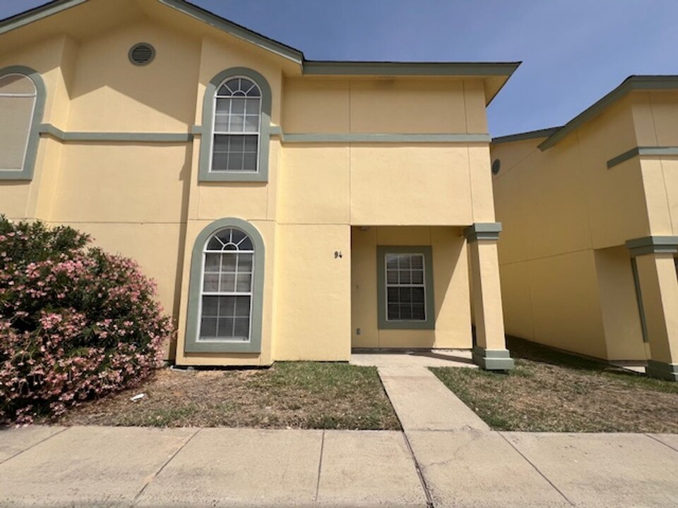 1000 Ranchway Dr in Laredo, TX - Foto de edificio