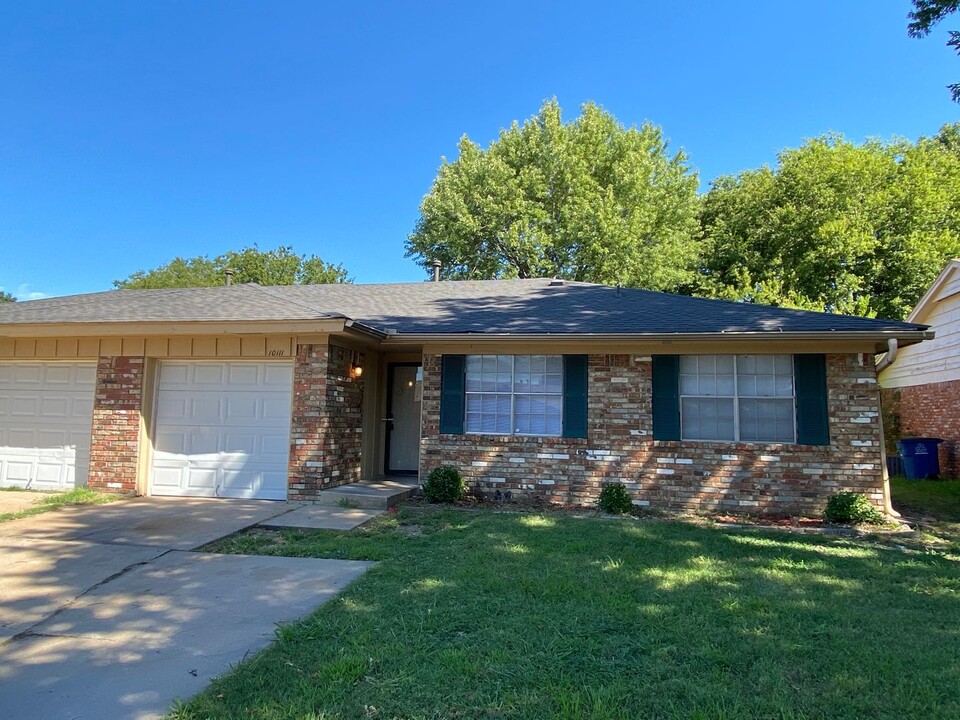 10111 E 30th St in Tulsa, OK - Building Photo