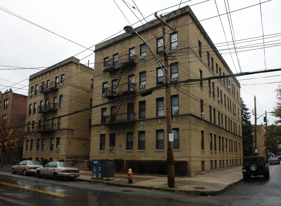 508 Van Cortlandt Park Ave in Yonkers, NY - Foto de edificio