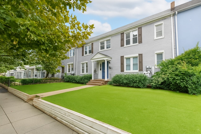 1613 F St NE, Unit 2 in Washington, DC - Foto de edificio - Building Photo